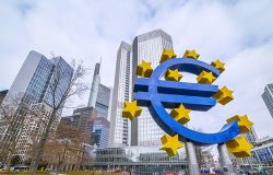 Immagine Rialzo dei Tassi BCE e Fed, il Pericolo Disallineamento e il Futuro dell’Euro Dollaro