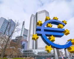 Immagine Rialzo dei Tassi BCE e Fed, il Pericolo Disallineamento e il Futuro dell’Euro Dollaro