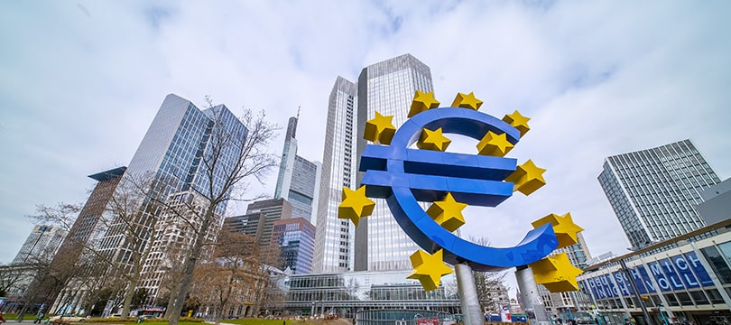 Immagine Rialzo dei Tassi BCE e Fed, il Pericolo Disallineamento e il Futuro dell’Euro Dollaro