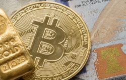 Immagine Bitcoin vs Oro: La Lezione Brutale Che Il Mercato Ha Insegnato Nel 2025